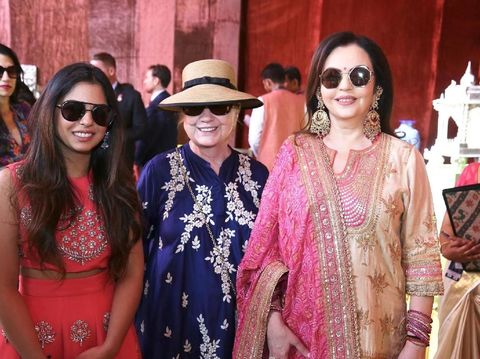 Hillary Clinton bersama Isha Ambani (kiri) di Udaipur.