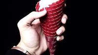Es krim vanilla dengan cone berwarna merah, jadi pilihan Refal untuk menemaninya jalan-jalan. Sejak dulu Refal memang paling suka dengan es krim manis dingin. Foto: Instagram @refalhady