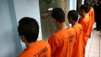 Para tersangka dihadirkan dengan memakai baju tahanan BNN.