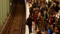 Para penumpang menunggu kereta bawah tanah U-Bahn di stasiun Alexanderplatz. Fabrizio Bensch/Reuters.