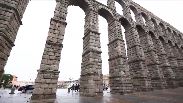 Segovia Aquaduct, saluran air peninggalan Bangsa Romawi di Segovia, Spanyol.