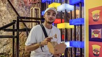 Datang ke festival musik DWP X, Refal mengisi perut dengan berbagai camilan yang disediakan di salah satu konter di sana. Foto: Instagram @refalhady
