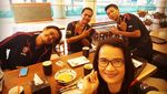 Gaya Makan Asyik Polisi Gamer dan YouTuber, Dede Sumarna