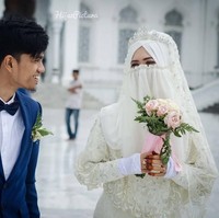 Pernikahan Muzammil Hasballah dan Sonia Ristanti menjadi sorotan netizen Indonesia di bulan Juli setahun lalu. Keduanya pun melangsukan sesi pemotretan yang intim ketika telah menikah. Foto: Dok. Instagram @muzammilhb