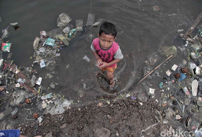 Miris Laut Penuh  Sampah  Plastik Jadi Taman  Bermain  Anak 