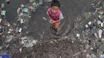 Miris, Laut Penuh Sampah Plastik Jadi Taman Bermain Anak-anak