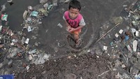 Mereka tetap bermain meski pantai tersebut sudah tercemar.