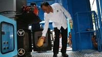 Kepala BNN Komjen Heru Winarko memasukkan barang bukti menggunakan alat pemusnah narkotika.