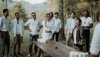 Refal punya cara yang seru untuk menghabiskan waktu luang bersama teman-temannya, yaitu dengan bermain beer pong yang membutuhkan keahlian dan kesabaran. Foto: Instagram @refalhady