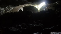 Menuju Gua Kristal, traveler harus berjalan 500 meter untuk mencapai pintu gua. Selain itu, harus trekking menuruni batu karst yang agak licin dan minim penerangan (Randy/detikTravel)