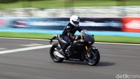 Aktor sekaligus presenter yang selalu memecah tawa, Desta Mahendra hadir dalam gelaran MotoGP experience yang digelar di Sirkuit Internasional Sentul, Senin (10/12/2018). Dalam kesempatan tersebut Desta menjajal motor Marq Marquez versi jalan raya sebanyak 3 lap.