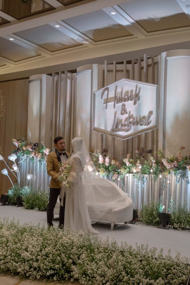 Memajang nama kedua mempelai di pelaminan memang menjadi tren pernikahan dalam setahun belakangan ini. Memang lagi booming banget, kata Ellien, saat dihubungi Wolipop, Senin (10/12/2018). Foto: Dok. White Pearl Decoration