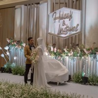 Memajang nama kedua mempelai di pelaminan memang menjadi tren pernikahan dalam setahun belakangan ini. Memang lagi booming banget, kata Ellien, saat dihubungi Wolipop, Senin (10/12/2018). Foto: Dok. White Pearl Decoration