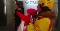 Wanita Ini Ajak Putrinya yang Sakit Untuk Antarkan Makanan Demi Dapatkan Uang