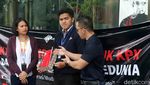 Buku Merah Jadi Kado dari Mahasiswa untuk KPK