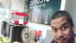 Gaya Makan Asyik Polisi Gamer dan YouTuber, Dede Sumarna