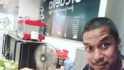 Gaya Makan Asyik Polisi Gamer dan YouTuber, Dede Sumarna