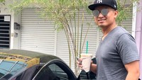 Minuman kopi dingin jadi pilihan Faisal kali ini. Dari penampilannya sepertinya Faisal sedang mau hangout. Di foto ini juga terlihat ia siap menaiki mobil mewahnya. Keren! Foto: instagram @faisalnasimuddin