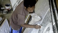 Berbagai kerajinan tangan telah dihasilkan dari tangan-tangan kreativitas Edi.