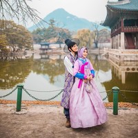 Pasangan Anisa eks Cherrybelle dan Anandito Dwis memilih Korea Selatan ketika musim gugur untuk melakukan foto post wedding. Foto terasa lebih romantis ketika keduanya telah resmi menjadi suami dan istri. Foto: Dok. Instagram @anisarahma_12