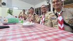 Gaya Makan Asyik Polisi Gamer dan YouTuber, Dede Sumarna