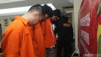 Pengungkapan kasus bermula dari penangkapan salah satu tersangka yang merupakan warga negara Filipina yang ditangkap kepolisian Singapura. Pelaku mengaku ada keterlibatan warga Indonesia dalam kasus ini.