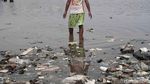 Miris, Laut Penuh Sampah Plastik Jadi Taman Bermain Anak-anak