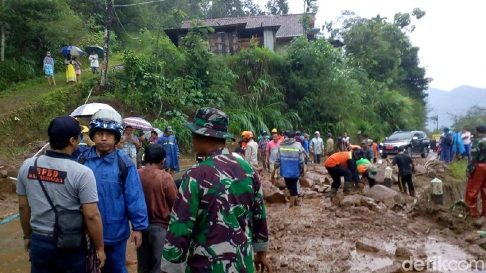 Hati-hati! Jalur Dieng-Banjarnegara Longsor
