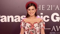 Audi Marissa tampak sangat happy saat hadir di acara Panasonic Gobel Awards 2018. Ia terlihat menawan dengan dress bercorak floral.  Foto: Noel/detikFoto