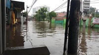 Luapan Kali Mampang membuat jalanan terendam dan lalu lintas menjadi lumpuh (Foto: Farih Maulana Sidik/detikcom)