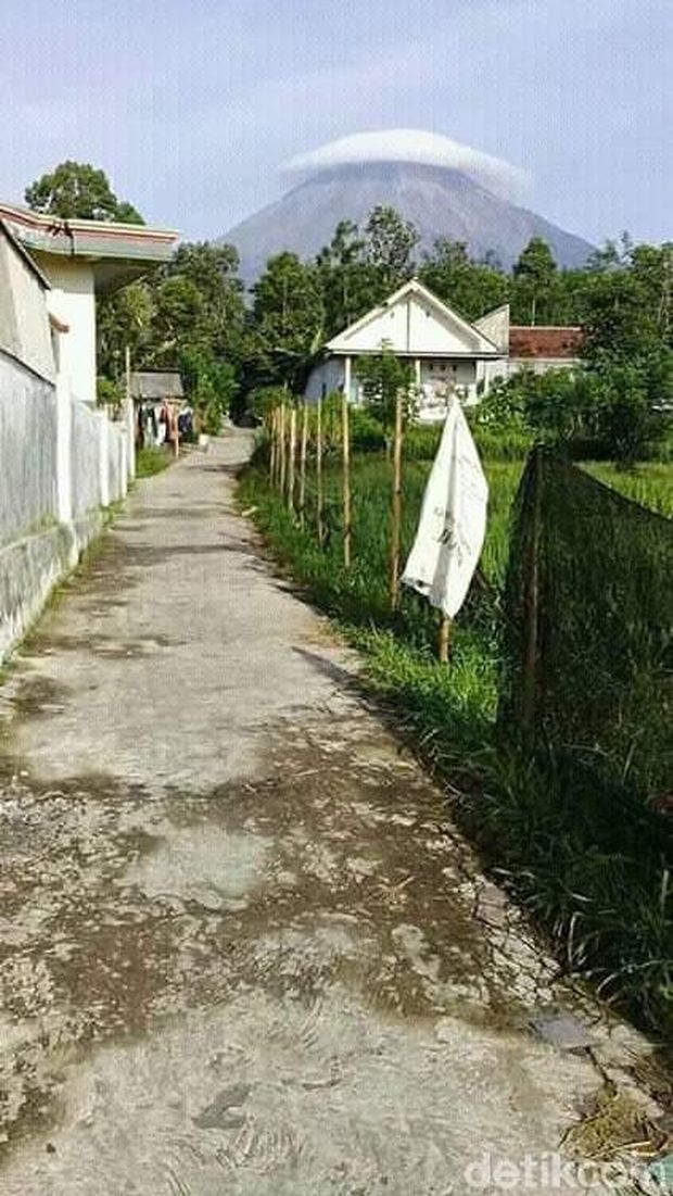 Viral Penampakan Gunung Semeru yang 'Bertopi' Awan