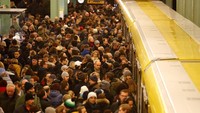 Penumpang kereta di bawah tanah U-Bahn di Stasiun Alexanderplatz selama pemogokan pekerja kereta api karena sengketa upah dengan Deutsche Bahn. Fabrizio Bensch/Reuters.