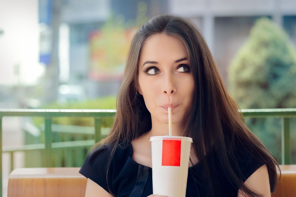 Minum minuman manis
