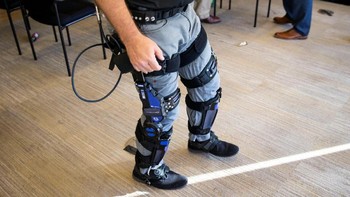 Keith Maxwell juga mengatakan bahwa masing-masing exoskeleton yang ia gunakan membutuhkan biaya puluhan ribu dolar. (Foto: REUTERS/Al Drago)