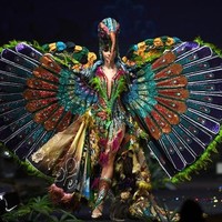 Miss Ecuador 2018 Virginia Limongi menjelma menjadi burung raksasa nan cantik dalam kostum nasionalnya. Kostum bertema Ecuadorian Amazon ini didesain oleh Wenceslao Munos yang memenangkan kontes kostum nasional terbaik di Ekuador.  Foto: Lillian SUWANRUMPHA / AFP