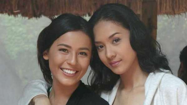 Lihat Keakraban Anya Geraldine dan Nina Kozok saat Syuting Lihat Keakraban Anya Geraldine dan Nina Kozok saat Syuting