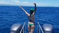 Ia juga merasakan diving dan melihat lumba-lumba di Fiji (rosesarered_23/Instagram)