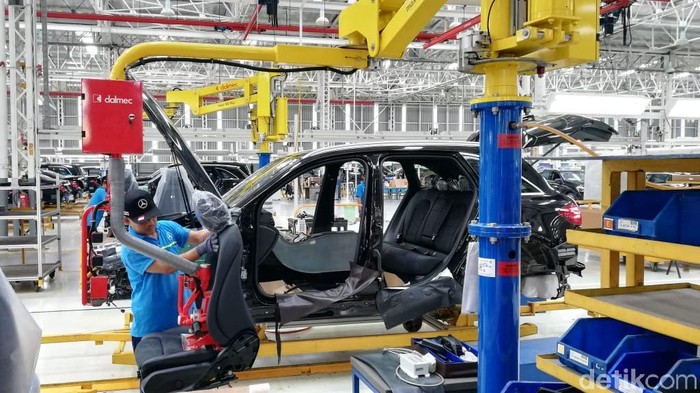 Mercededes-Benz C-Class generasi terbaru kini resmi masuk jalur produksi pabrik Mercedes-Benz di Wanaherang, Bogor. Yuk, intip suasananya.