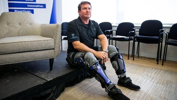 Exoskeleton pada manusia, atau biasa disebut rangka robotik, di antaranya dapat membantu pasien lumpuh. Ada pula penerapan model Powered Human Exoskeleton seperti di game dan komik fiksi, semisal Iron-Man, atau pada foto ini. (Foto: REUTERS/Al Drago)  