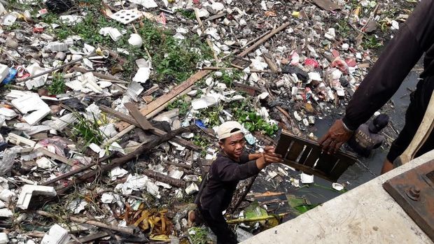 Tumpukan sampah akan dibuang ke TPS Bantargebang.