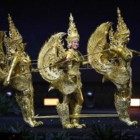 Miss Laos On-anong Homsombath diumumkan pembawa acara Steve Harvey sebagai pemenang kostum nasional terbaik di ajang Miss Universe 2018 yang digelar di Bangkok, Thailand, Senin (17/12/2018). On-anong pun naik ke atas panggung memakai kostum uniknya. Foto: Lillian SUWANRUMPHA / AFP