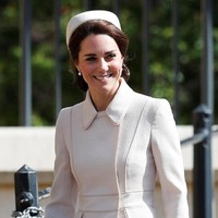 Kate terlihat beberapa kali tampil memakai sepatu itu. Salah satunya saat Easter Day tahun 2016 lalu. Ia tampil menawan dengan busana bernuansa nude. Foto: Getty Images