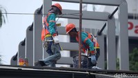 Pekerja terus menyelesaikan pengerjaan JPO.