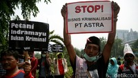 Massa dari organisasi Wahana Lingkungan Hidup (WALHI) melakukan aksi unjuk rasa di seberang Istana Merdeka, Jakarta, Selasa (11/12/2018).