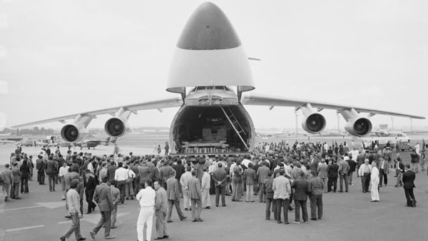 Lockheed C-5 Galaxy. Berat kosong: 172.371 kilogram. Panjang: 75,31 meter. Lebar sayap: 67,89 meter. Penerbangan pertama: 1968 (Foto: CNN) Lockheed C-5 Galaxy. Berat kosong: 172.371 kilogram. Panjang: 75,31 meter. Lebar sayap: 67,89 meter. Penerbangan pertama: 1968 (Foto: CNN)