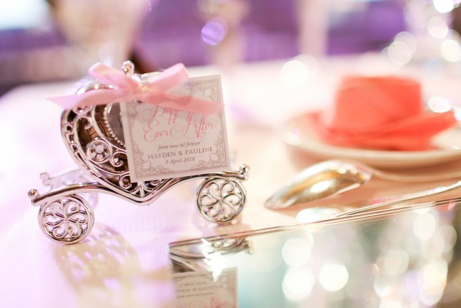 Merujuk dari situs resmi The Ritz-Carlton Millenia Singapura, ada tiga pilihan tempat yang bisa dipilih calon pengantin untuk menggelar pesta pernikahan, yaitu Grand Ballroom, Chihuly Room dan Garden Pavilion. Indra dan Adeline pun memilih ruangan terbesar untuk pernikahannya, yaitu Grand Ballroom di The Ritz-Carlton, Millenia Singapura. Foto: The Ritz-Carlton Millenia Singapura