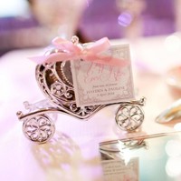 Merujuk dari situs resmi The Ritz-Carlton Millenia Singapura, ada tiga pilihan tempat yang bisa dipilih calon pengantin untuk menggelar pesta pernikahan, yaitu Grand Ballroom, Chihuly Room dan Garden Pavilion. Indra dan Adeline pun memilih ruangan terbesar untuk pernikahannya, yaitu Grand Ballroom di The Ritz-Carlton, Millenia Singapura. Foto: The Ritz-Carlton Millenia Singapura