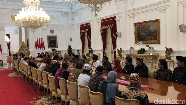 Jokowi Ngobrol Bareng Seniman dan Budayawan di Istana Merdeka