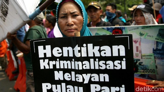 Walhi berdemo di seberang Istana Merdeka. Mereka menuntut komitmen Jokowi terkait penanganan berbagai kasus pelanggaran HAM yang menjerat aktivis lingkungan.