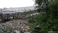 Foto: Pantaian detikcom, Selasa (11/12/2018) sore di Pantai Marunda tepatnya yang berada persis di belakang rusun Marunda Blok A, terlihat banyak sekali sampah. (Eva-detikcom)